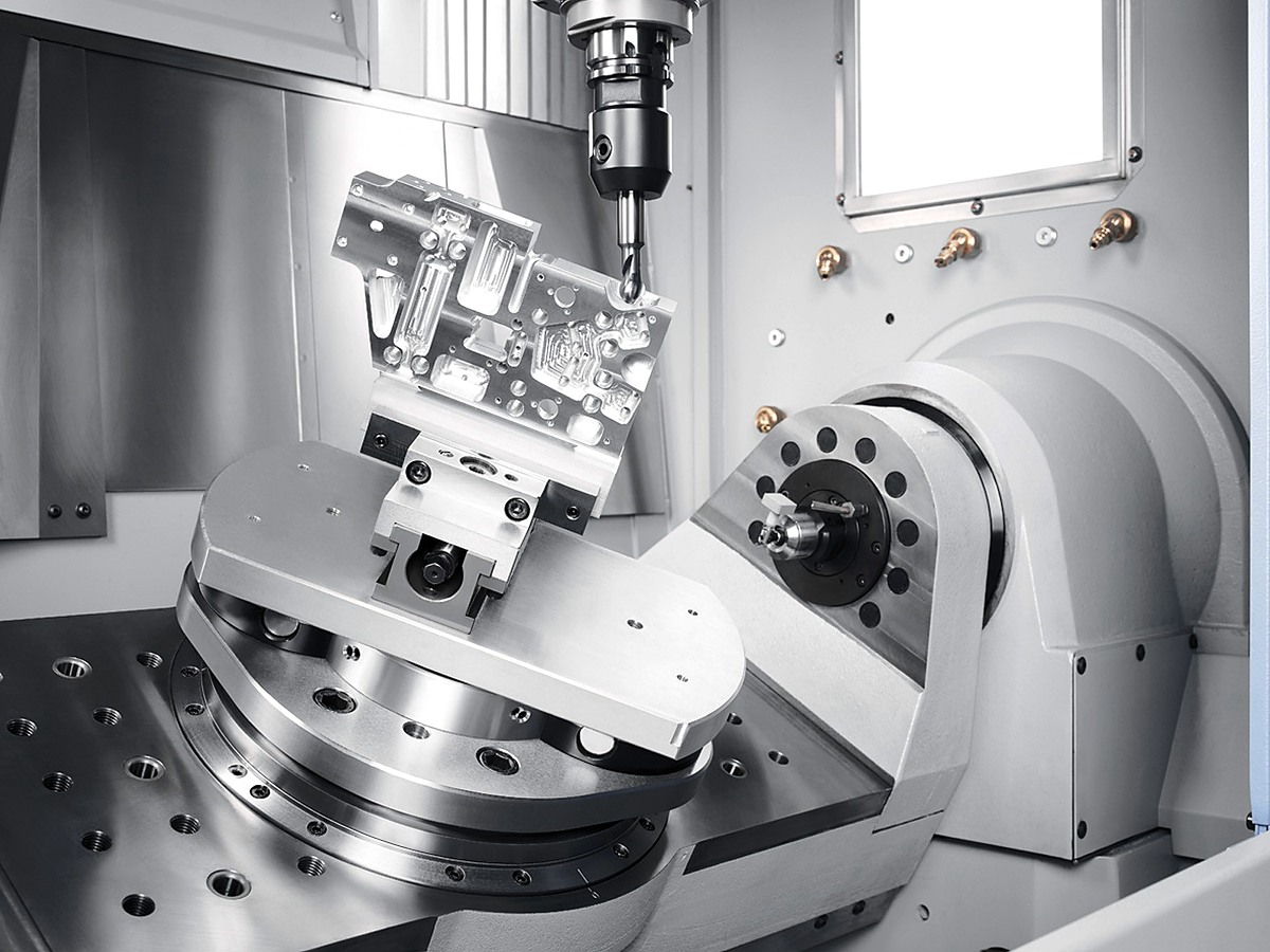 Frezare CNC a unei piese metalice complexe
